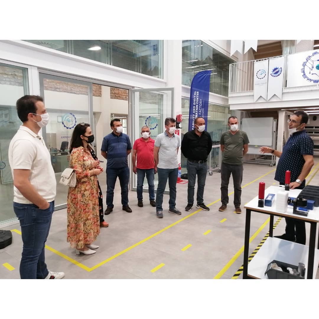 Başyazıcı Grubu Yönetim Kurulu Üyelerinden Murat Başyazıcıoğlu ve Çemen's Gurme sahibi Hülya Tiritoğlu, yöneticileri ile birlikte Kayseri Model Fabrika'yı ziyaret etti.